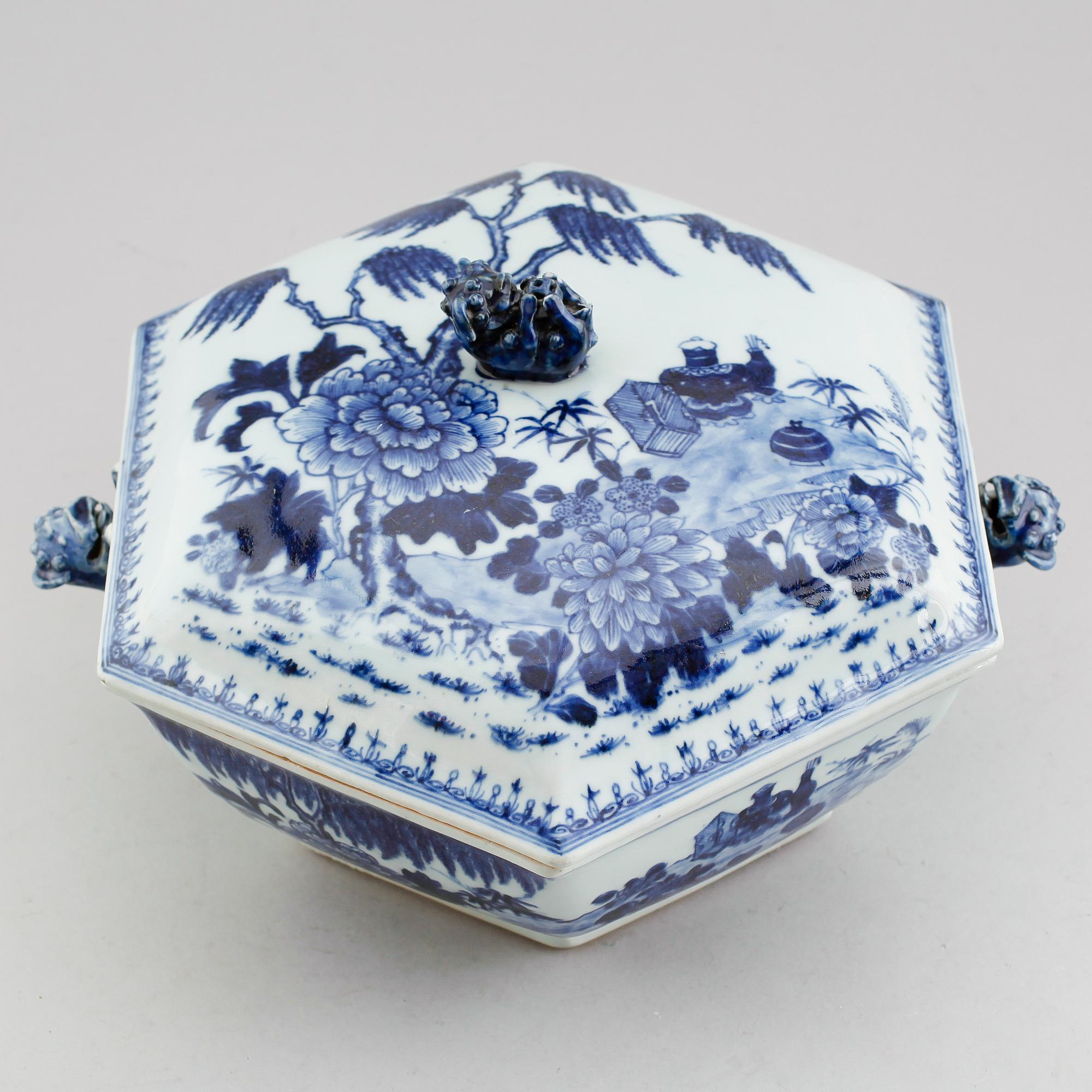 TERRIN med LOCK, kompaniporslin. Kina, 1700-tal.