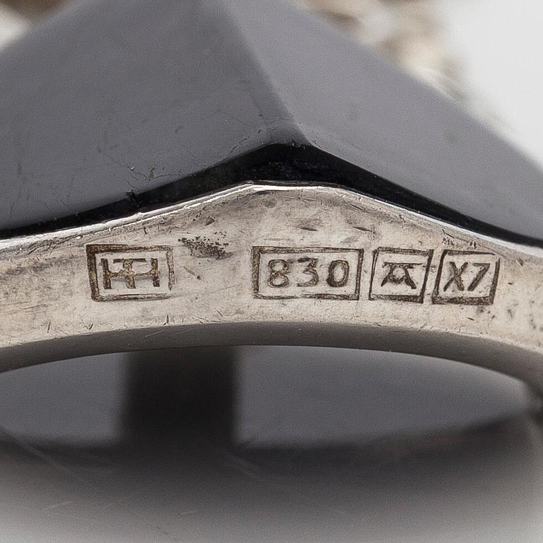 Jorma Laine, riipus, viistehiottu spektroliitti, hopea, Turun Hopea, Turku 1975.