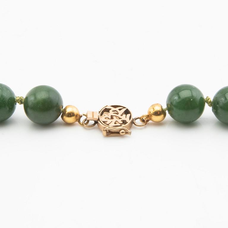 Collier, grön sten och lås i 14K guld.