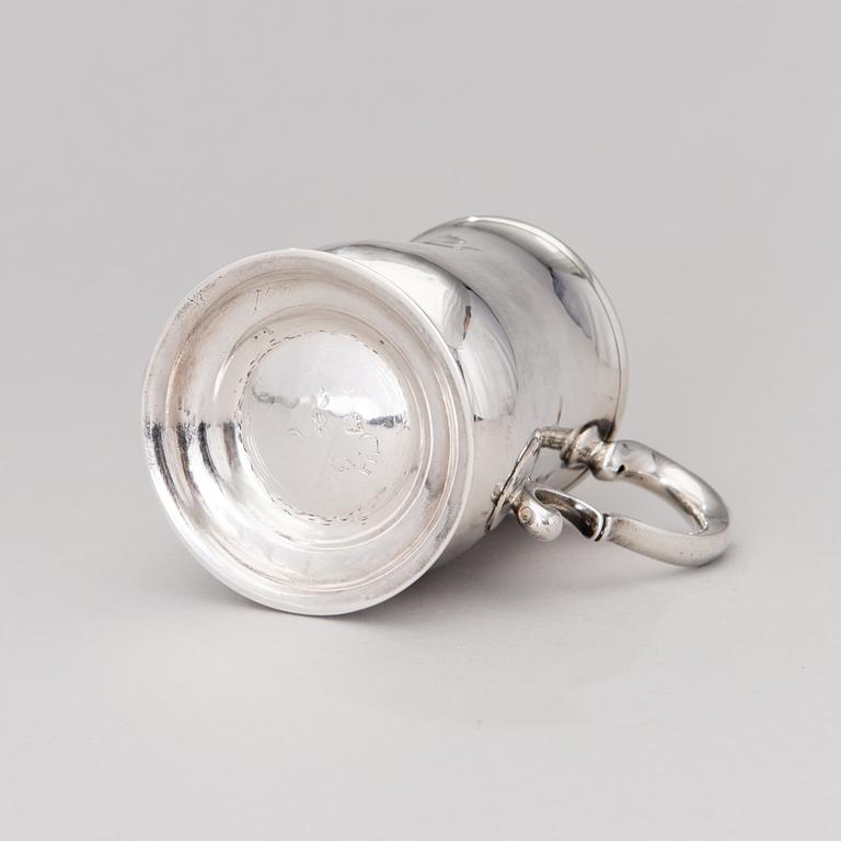 MUGG i sterling silver, stämplad JC, möjligen John Carman, London 1729.