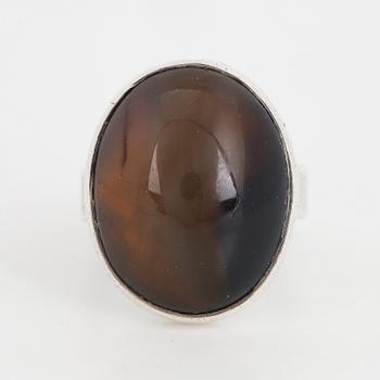 CECILIA JOHANSSON, a cabochon cut sardonyx ring made in Göteborg 1977.