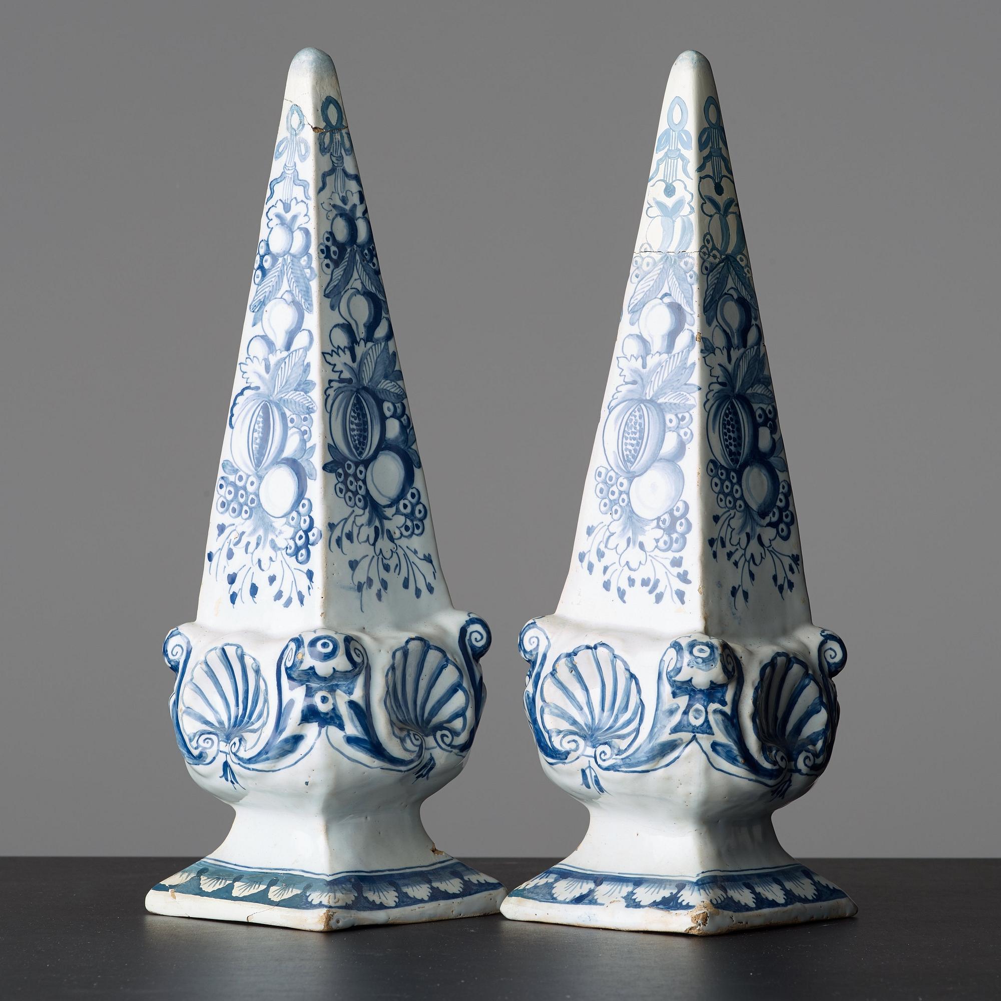 OBELISKER, ett par, fajans. Rörstrand märkta Stockholm, 1700-tal.