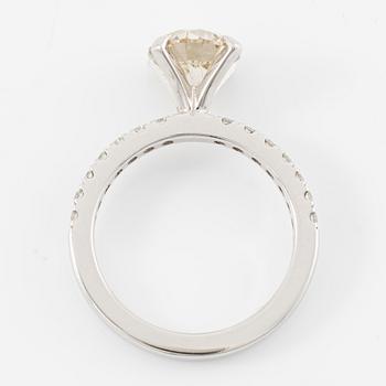 Ring, 18K vitguld med briljantslipad diamant.