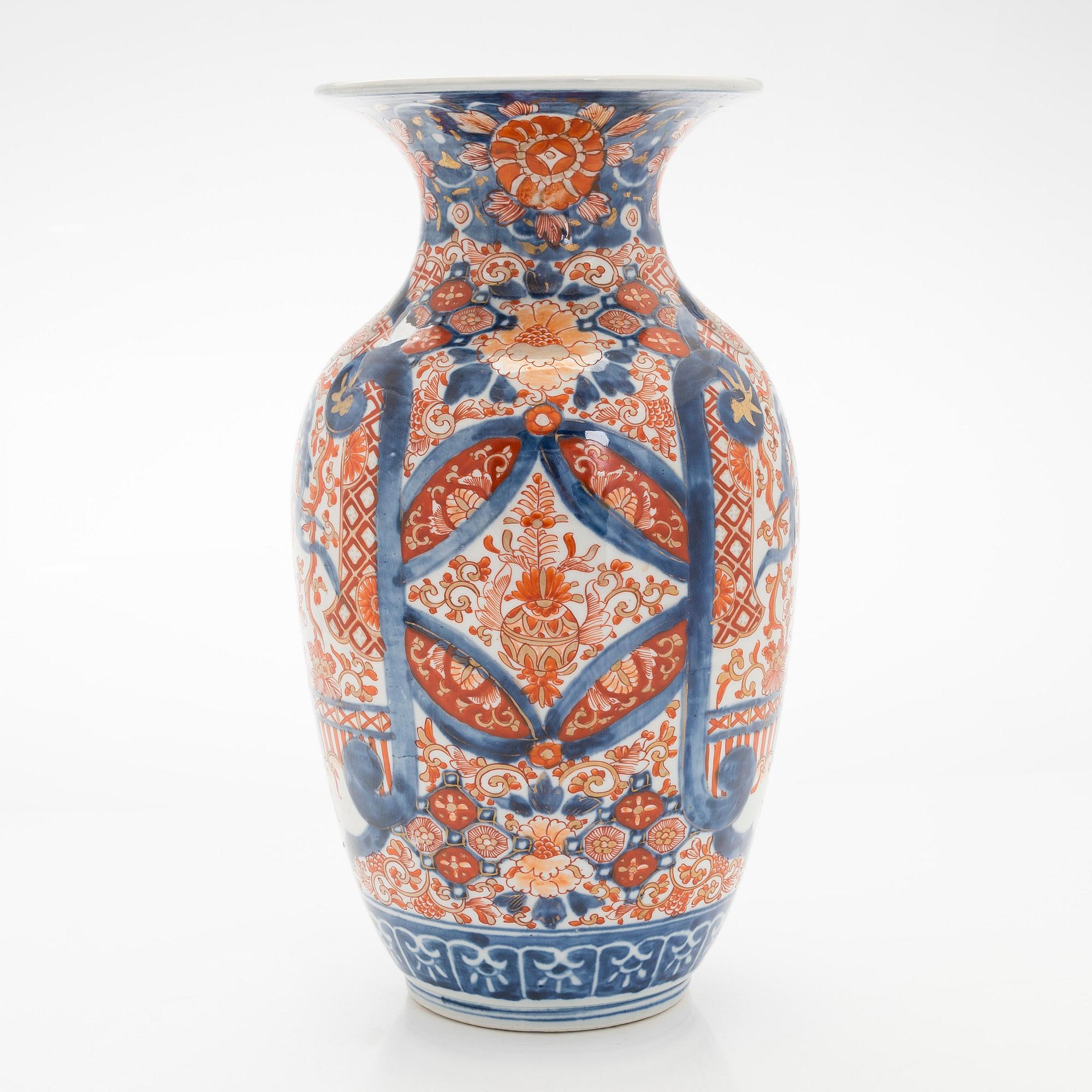 Kannor, ett par, Satsuma, samt urna, Imari, porslin, Japan, 1900-talets början,.