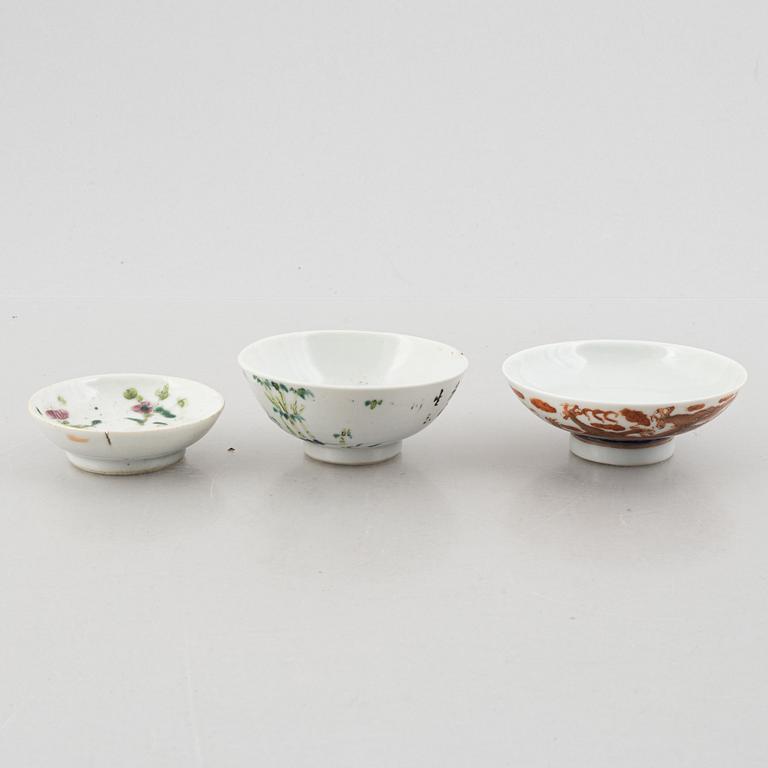 Four porcelain bowl and one cover, China, late Qing dynasty and 20th century.