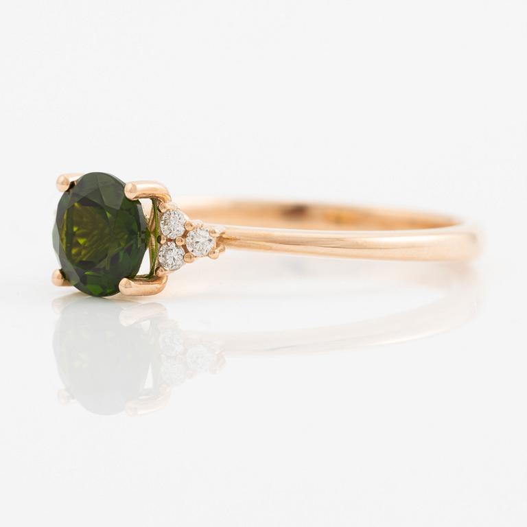 Ring 14K rose gold with chrome diopside and brilliant-cut diamonds.