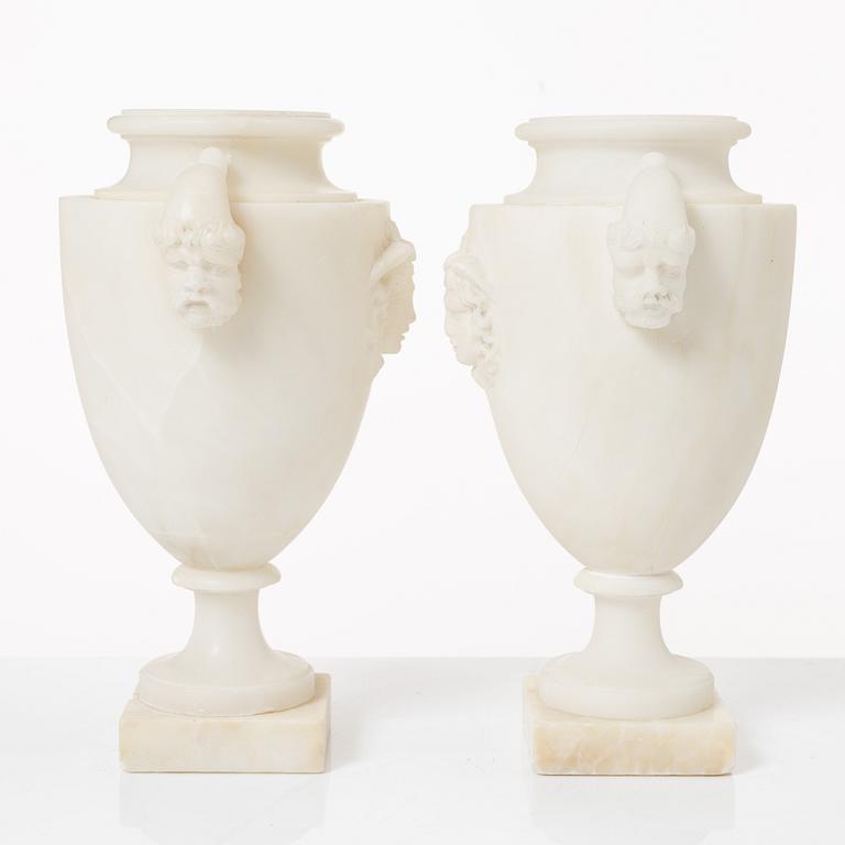 Urnor, ett par, alabaster, omkring 1900.