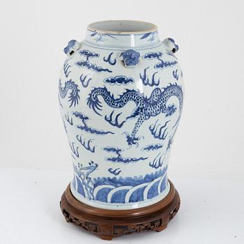 A large blue and white Chinese 'dragon' urn, Qing dynasty, 19th century.