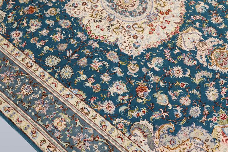 A part silk Tabriz carpet, so-called 50 Raj, approx. 306 x 200 cm.