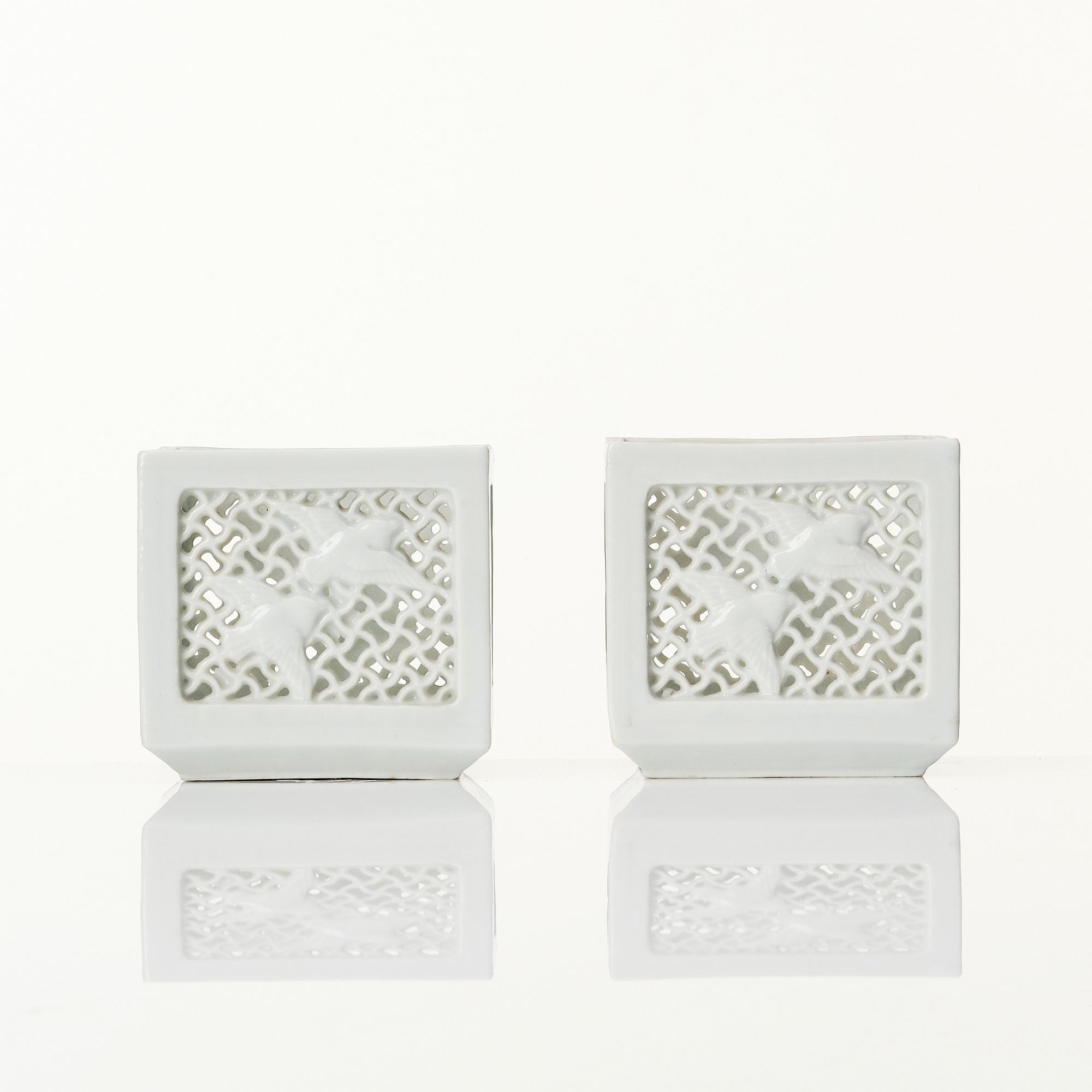 Lyktor, två stycken, porslin. Japan, sekelskifte 1900.