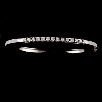 ARMRING, 18k vitguld med briljantslipade diamanter, totalt 0.72 ct. Vikt 12 g.
