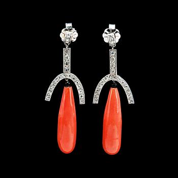 A PAIR OF EARRINGS, 8/8 cut diamonds ca 0.2 ct, coral.