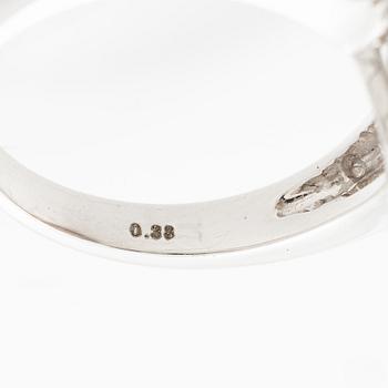 Ring, cocktailring, 18K vitguld med odlad pärla och baguette- och briljantslipade diamanter.