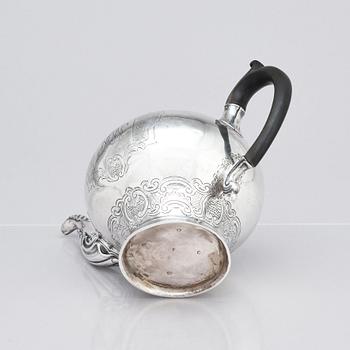 An English early 19th century teapot, silver, marks of Henry Nutting, London 1805.