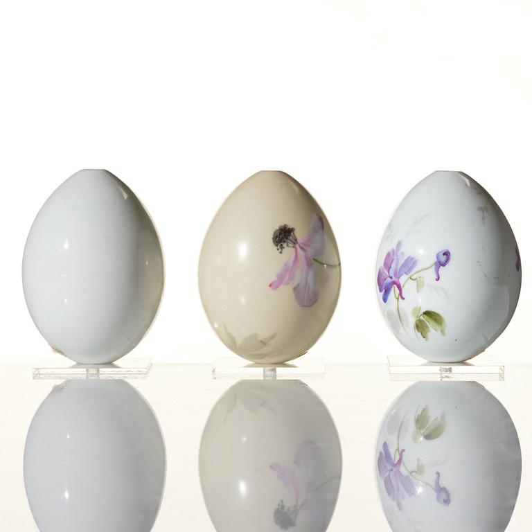 Ägg, tre stycken, porslin. Ryssland, 1890-1900, troligen kejserliga porslinsmanufakturen, St Petersburg.