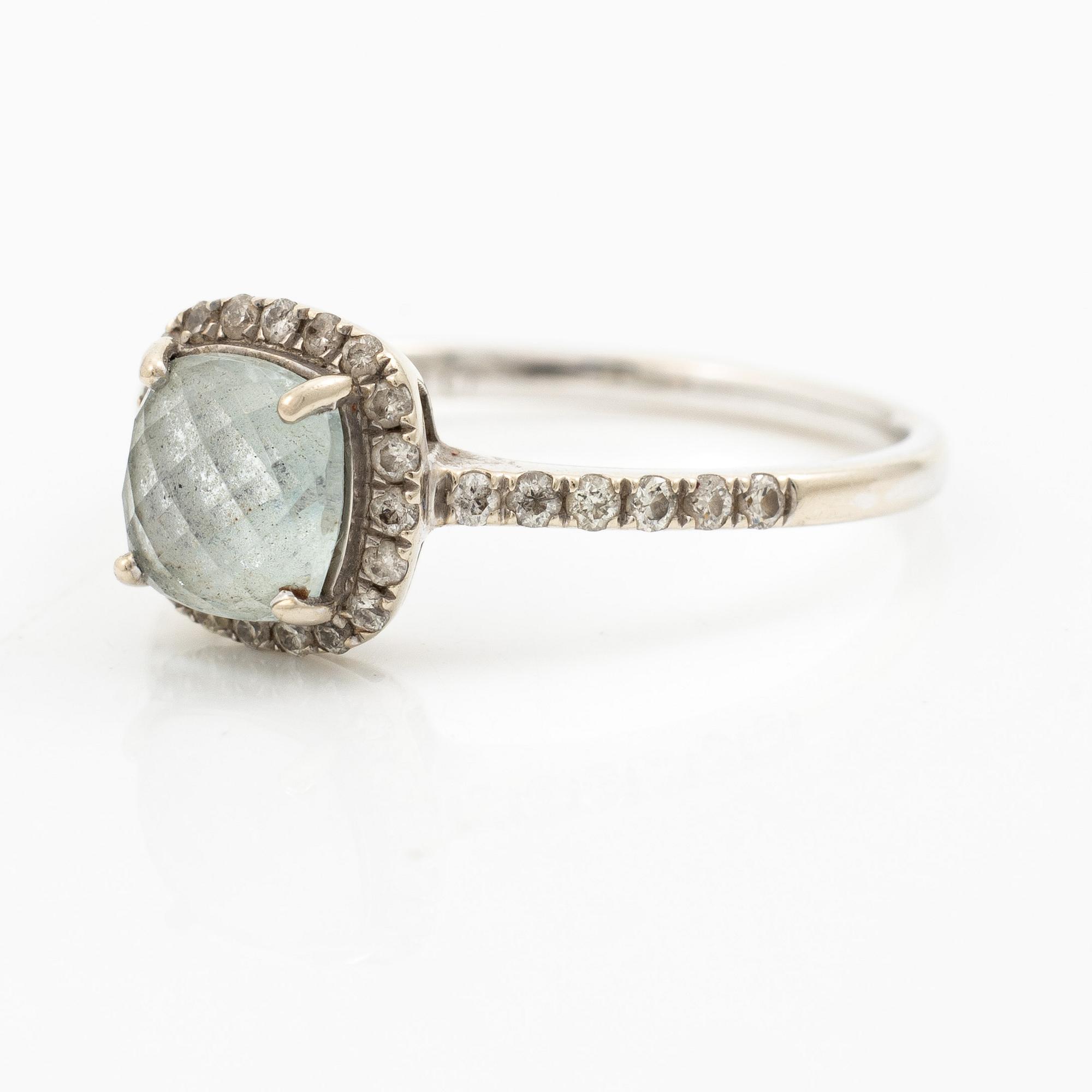 Ring, 18K vitguld med blå topas och briljantslipade diamanter.