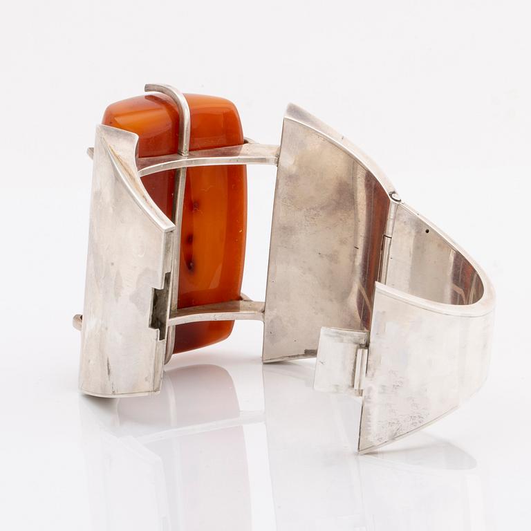 BANGLE, silver w amber, hinge mechanism, widest part approx 7 cm.