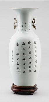 GOLVURNA, porslin, Kina, 1900-tal.