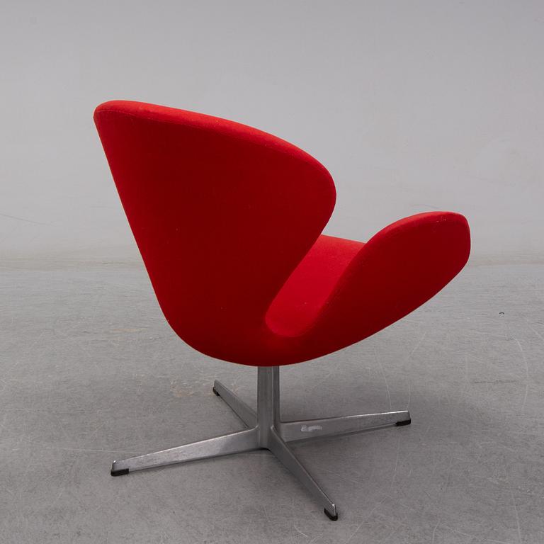 Arne Jacobsen, fåtölj, "Svanen", för Fritz Hansen Danmark, formgiven 1958.
