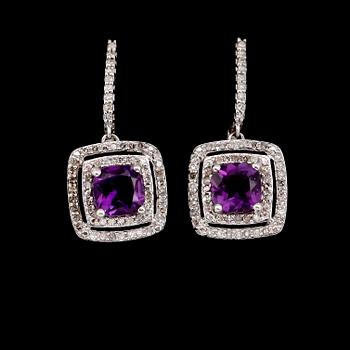 ÖRHÄNGEN, 1 par, 14 k vitguld, briljantslipade diamanter tot 0.34 ct, ametister.