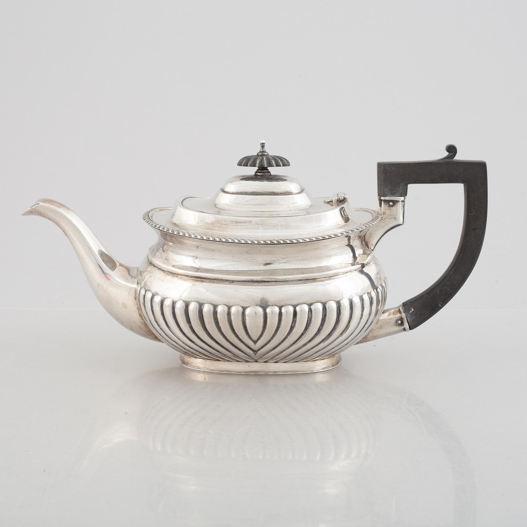 Te- och kaffeservis, 3 delar, samt sockerskål, silver, bl a E. Silver & Co, Sheffield, England 1946-47.