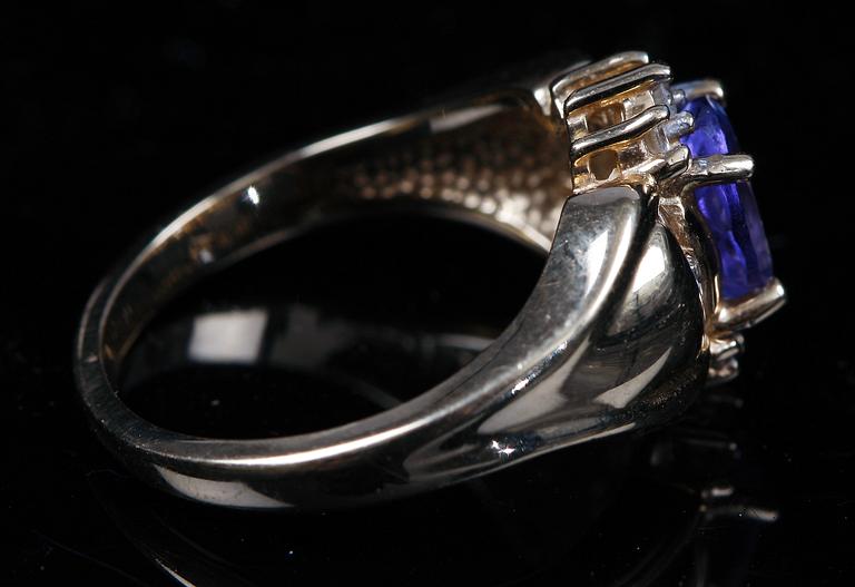 RING, 14k guld med blå safir och briljantslipade diamanter, tot. ca 0.15 ct.