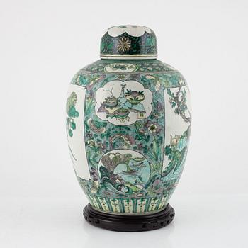 A large famille verte bisquit jar with cover, late Qing dynasty, circa 1900.