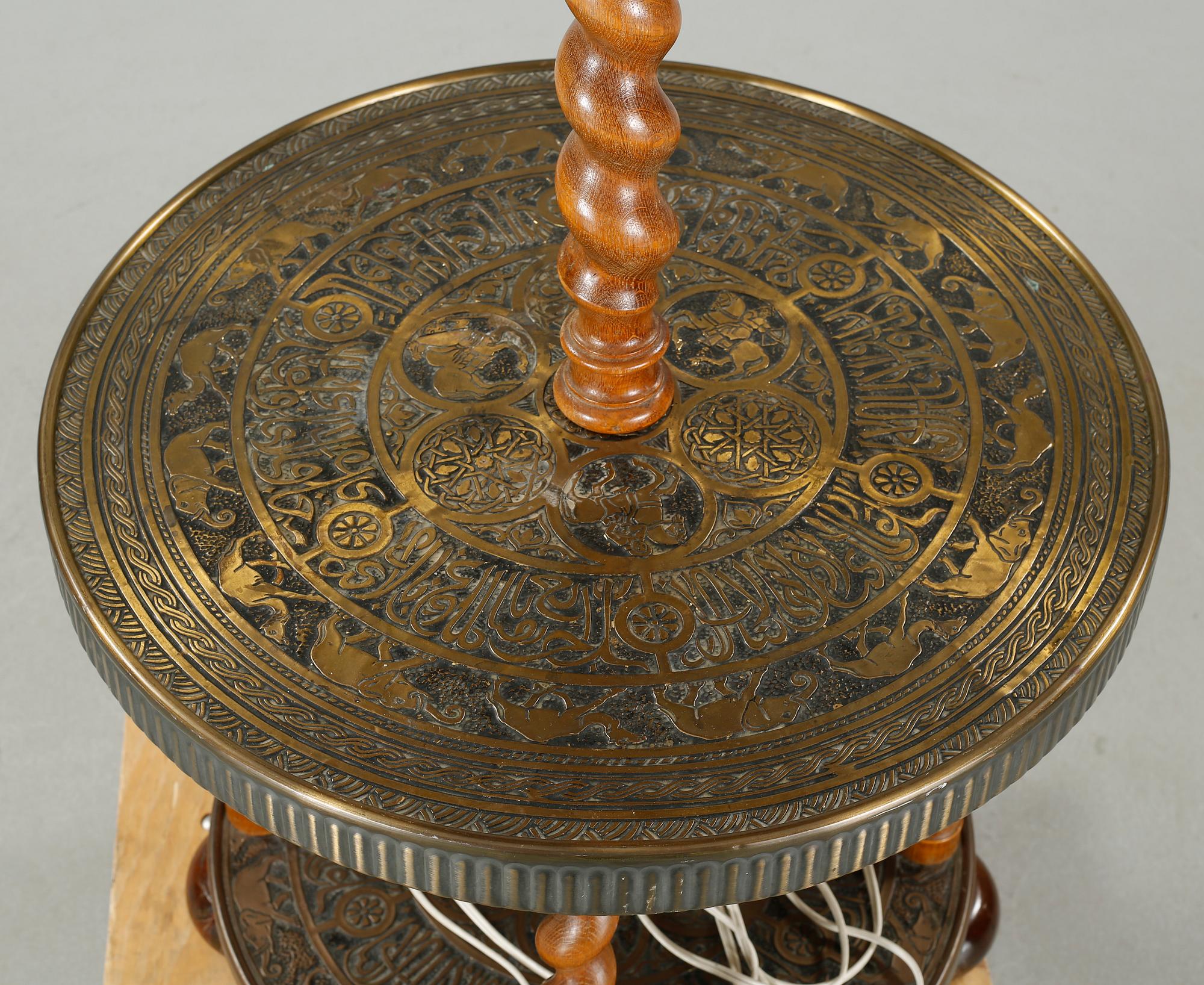 BORD MED LAMPA, 1900-tal.
