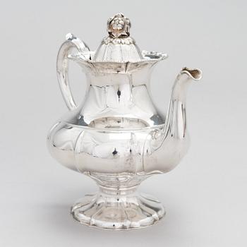 A silver coffee pot, a parcel-gilt sugar bowl and cream jug, Turku Finland 1946 and 1985.