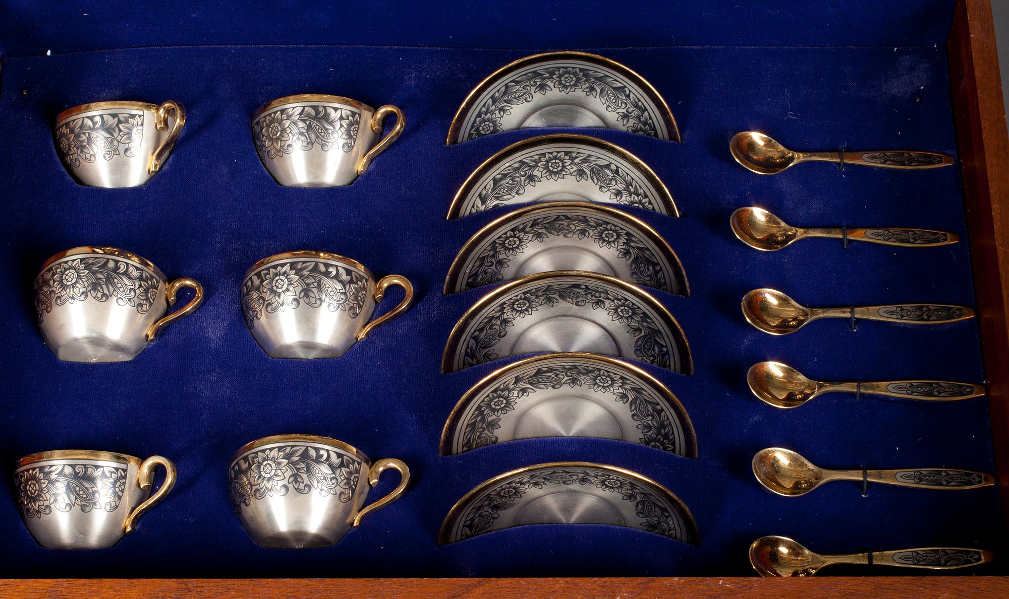 KAFFESERVIS, 3 DELAR samt KOPPAR MED SKEDAR 6 ST, silver Sovjetunionen 1900-talets slut. Total vikt. 1563 g.