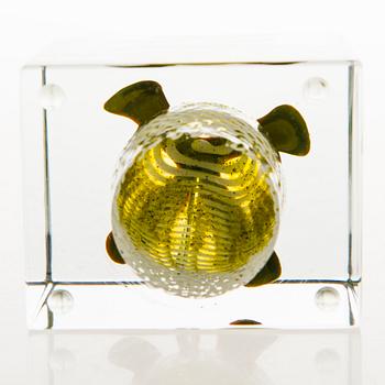 OIVA TOIKKA, AN ANNUAL CUBE, glass, signed Oiva Toikka 1986 Nuutajärvi, numbered  56/2000.
