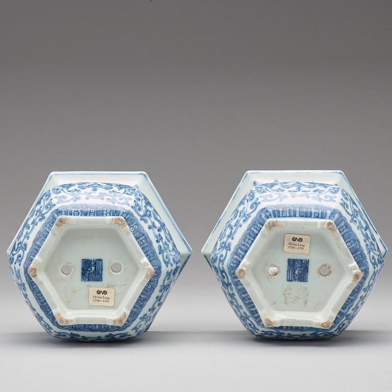 A pair of blue and white flower pots, late Qing dynasty, with Qianlongs seal mark.