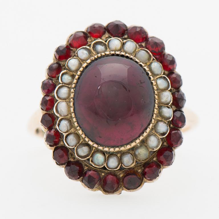 RING, granater, pärlor, 14K guld. Oskar Lindroos, Helsingfors 1934.