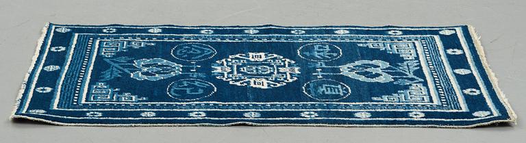 MATTA, semiantik Xinjiang (Sinkiang), Kina, ca 127 x 67-69 cm (samt ca 1 cm slätväv på en kortsida).