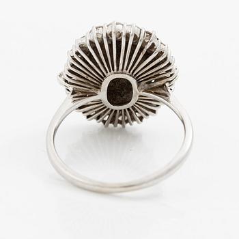 Ring 18K vitguld med turkos samt runda briljant- och baguetteslipade  diamanter.