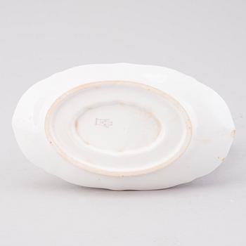 A 16-pcs set of 1930s-1940s 'Diana' tableware from Arabia, Finland.