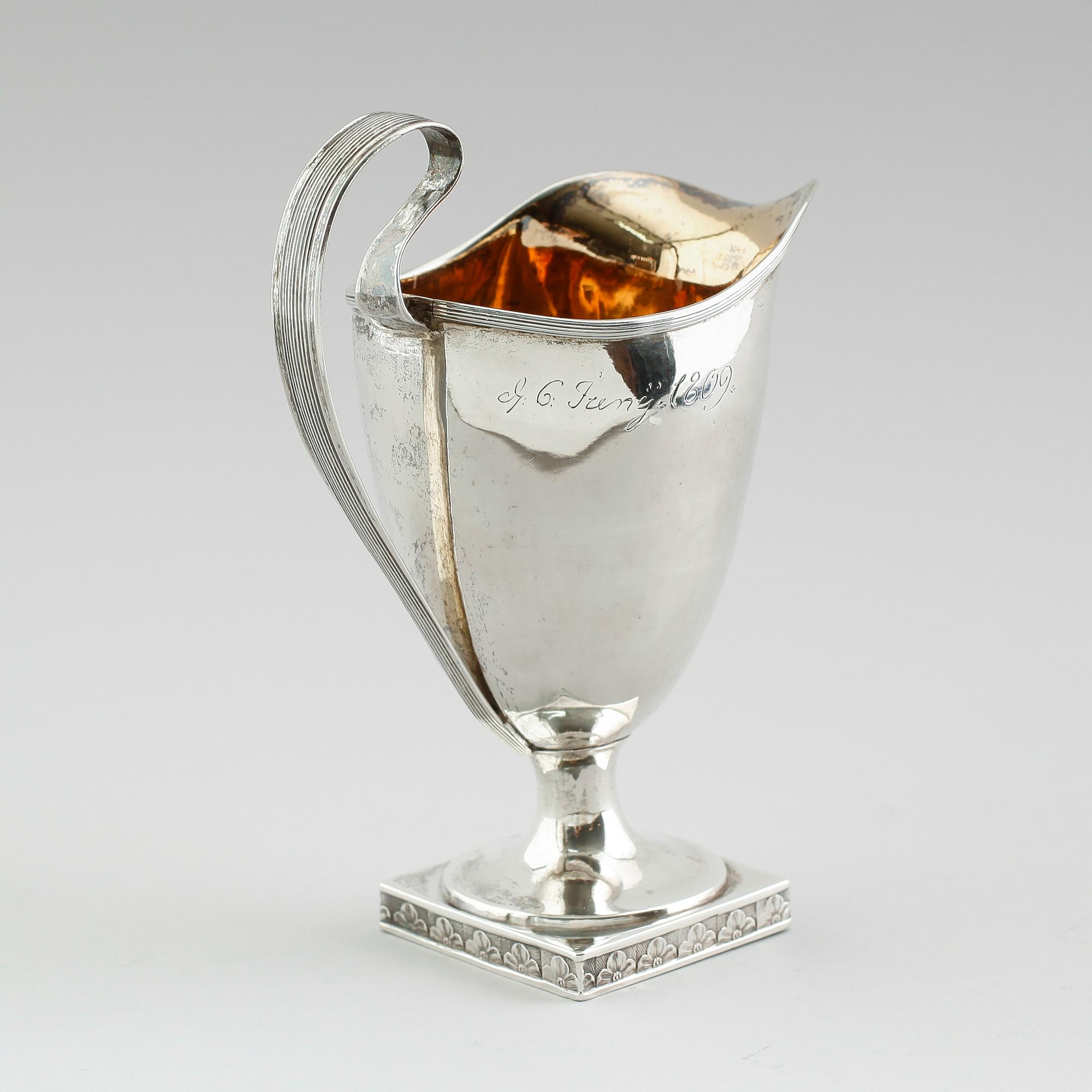 GRÄDDKANNA, silver, otydliga svenska stämplar, 1809. Vikt ca 131 gram.