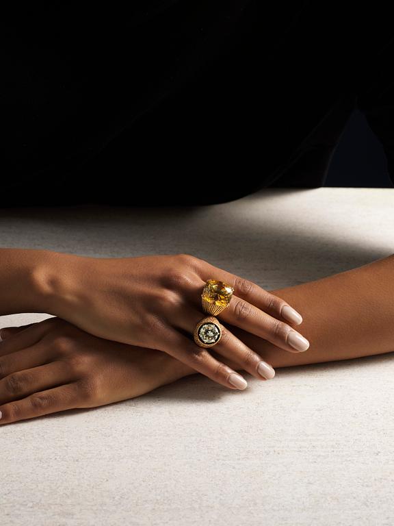 A Sterlé ring in 18K gold with a round brilliant-cut diamond.