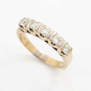 Ring, 18K vitguld med fem briljantslipade diamanter.
