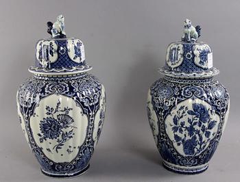 URNOR, ett par, fajans, Delft 1900-tal.