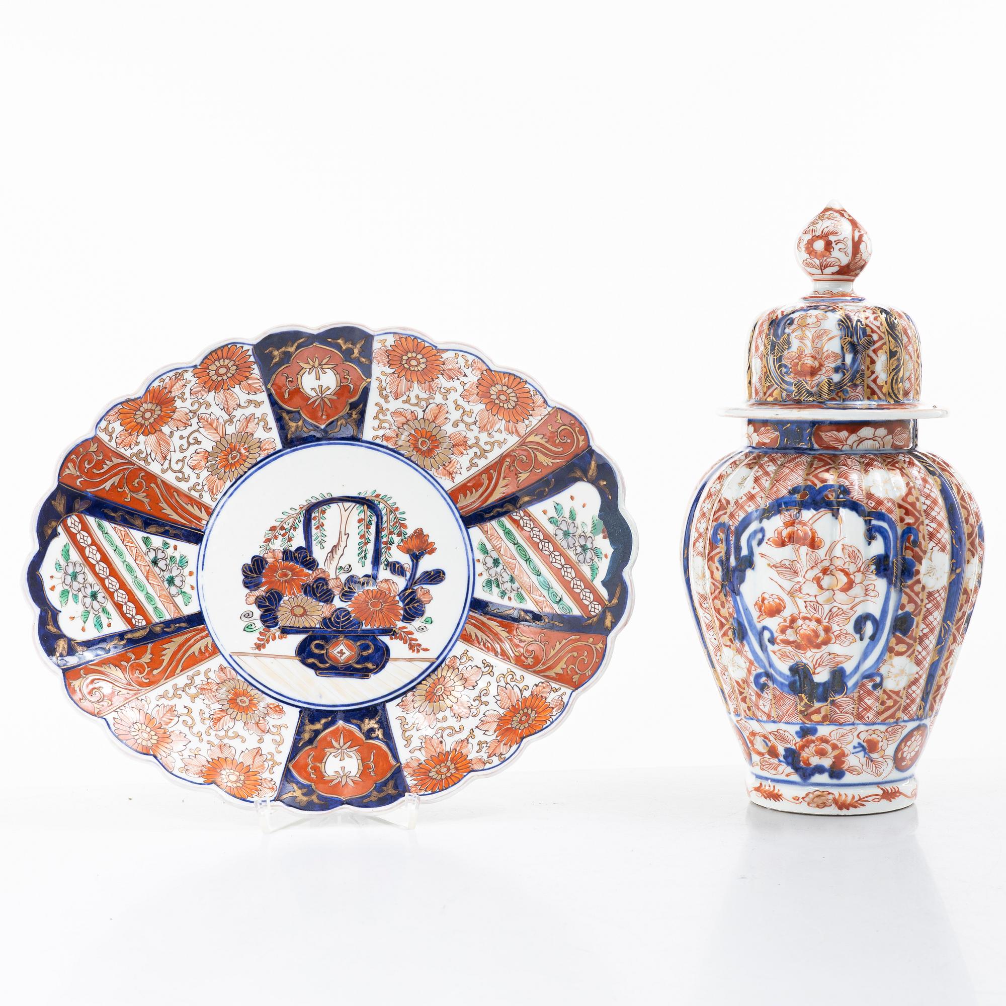 Fat och urna, porslin, Japan, Meiji (1868-1912).
