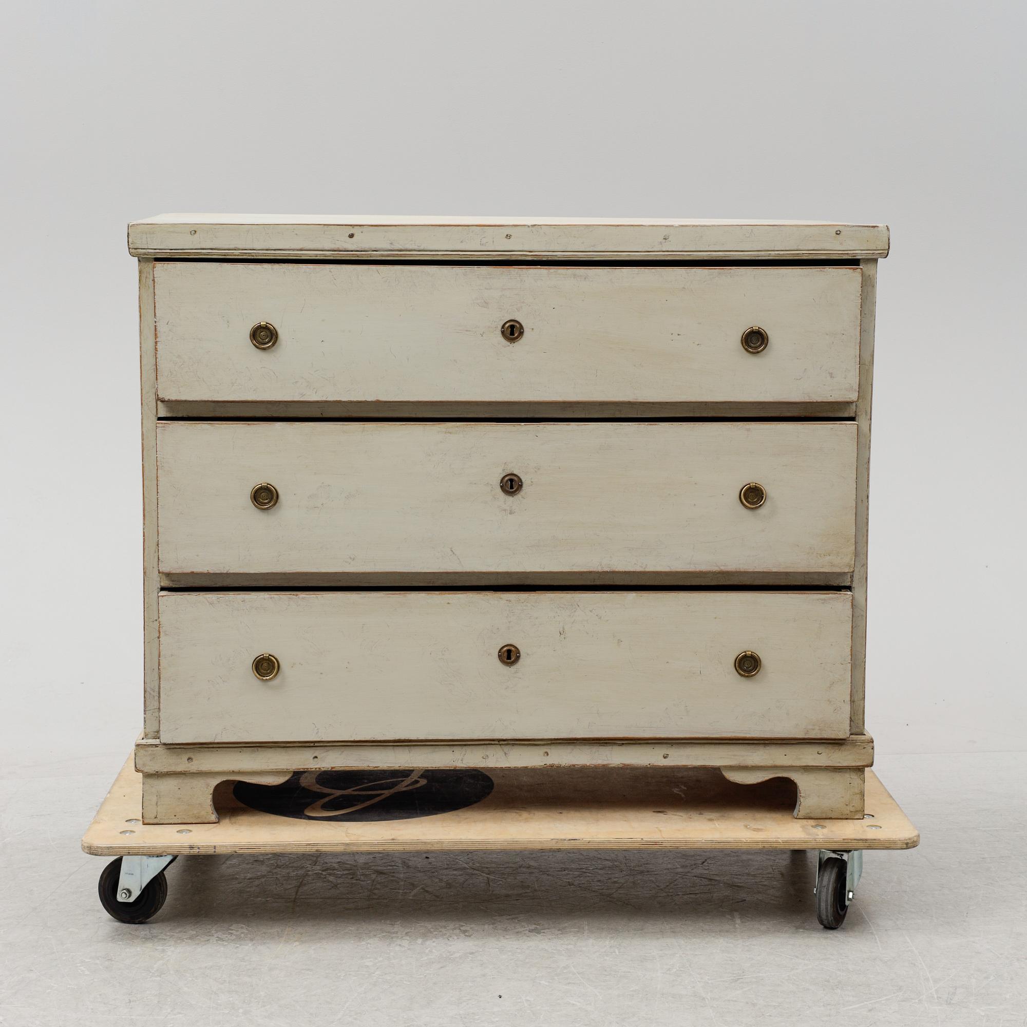 A painted chest of drawers, end of the 19th Century.