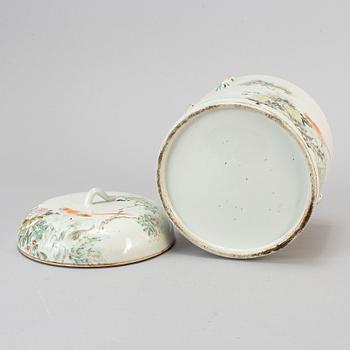 A Chinese bowl with cover, early 20th century.