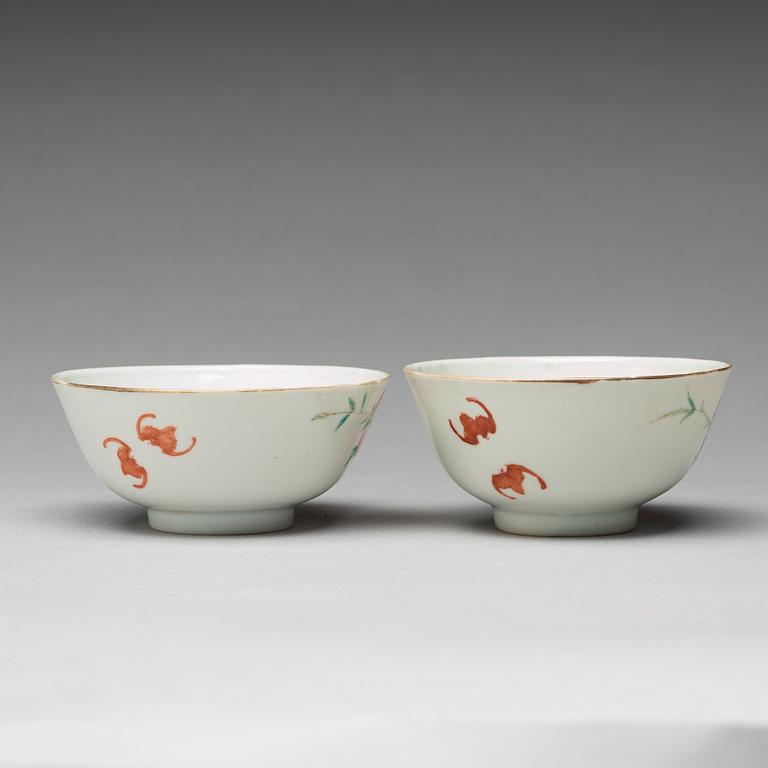 SKÅLAR, ett par, porslin. Qingdynastin, 1800-tal, med "Shendetangzhi" hallmärke.
