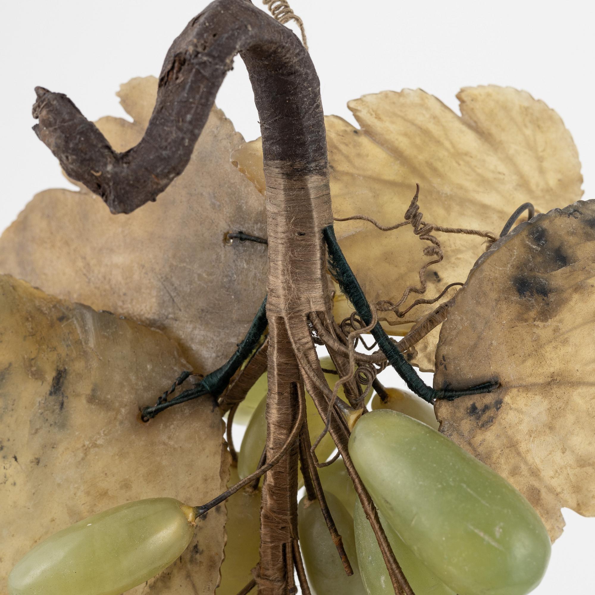 A set of eight decorative grapes in the material nephrite, quarts, amethyst.