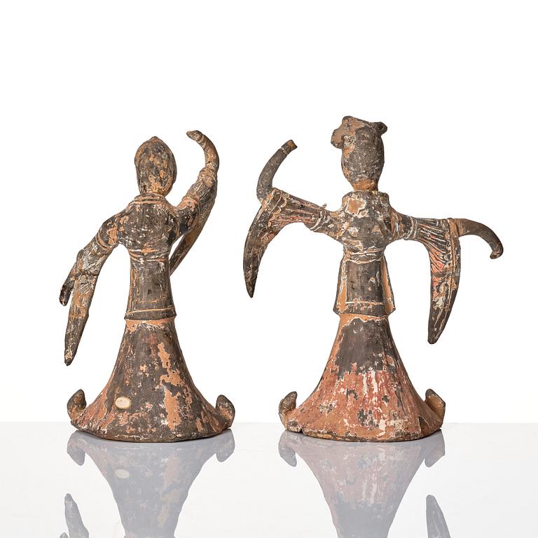 Figuriner, två stycken, lergods. Västra Han dynastin (206 f.Kr.-220 e.Kr).