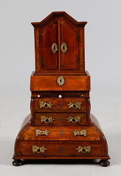 MINIATYRSKÅP, barock, 1700-tal.