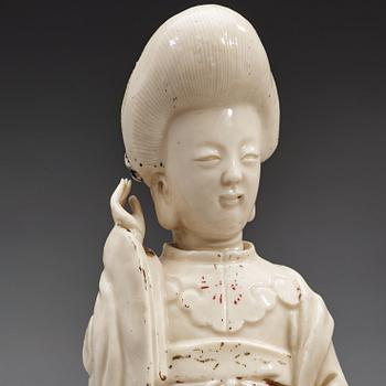 A blanc de chine figurine of a court lady and her attendant with a mirror, Qing dynasty, Kangxi (1662-1722).