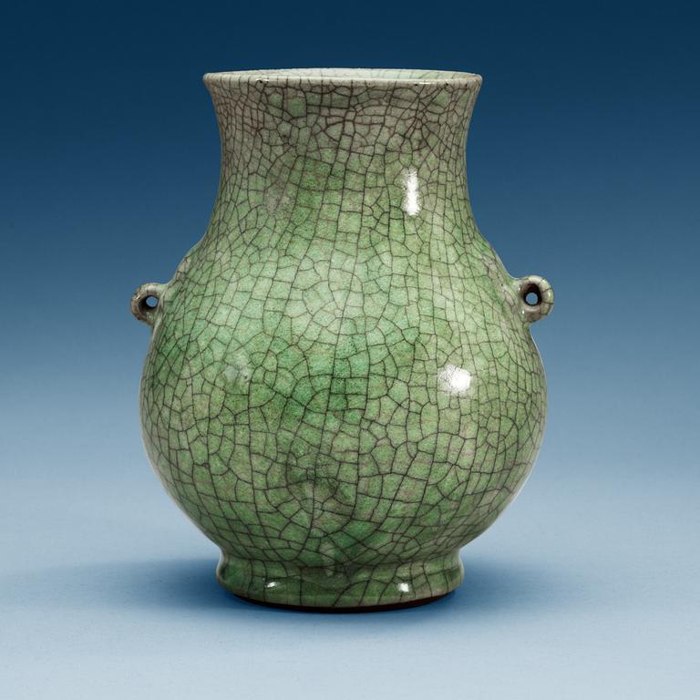 A green Ge-glazed vase, Qing dynasti.