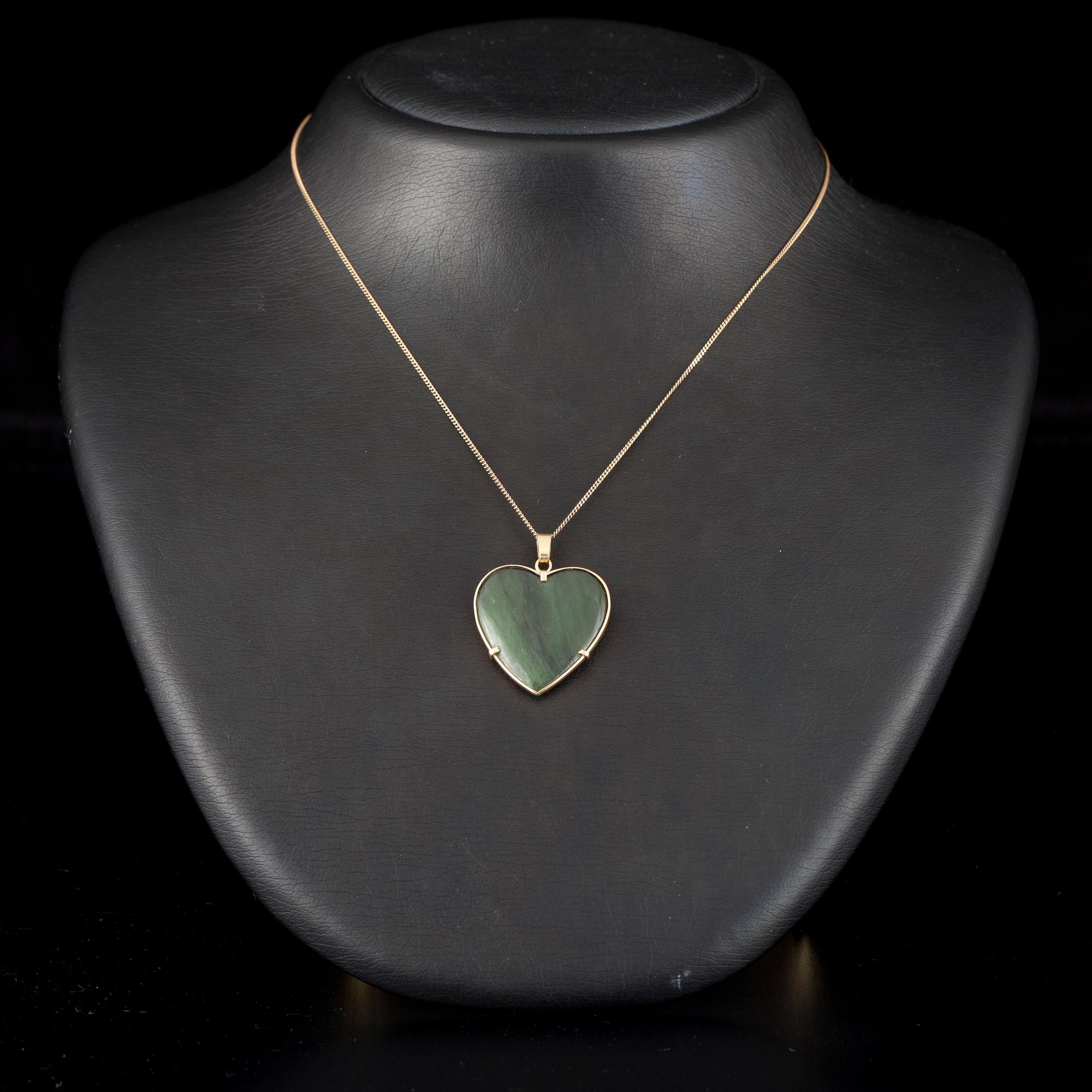 HÄNGE, guld 14K, jade/nefrit. Finska stämplar 1979. Vikt 8,2 g.